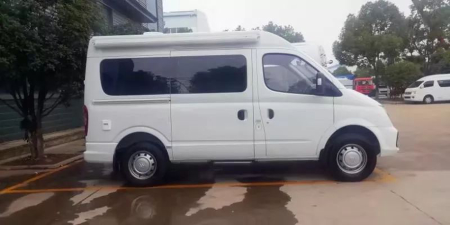 程力房車(chē)-上汽大通國(guó)六短軸中頂房車(chē)1