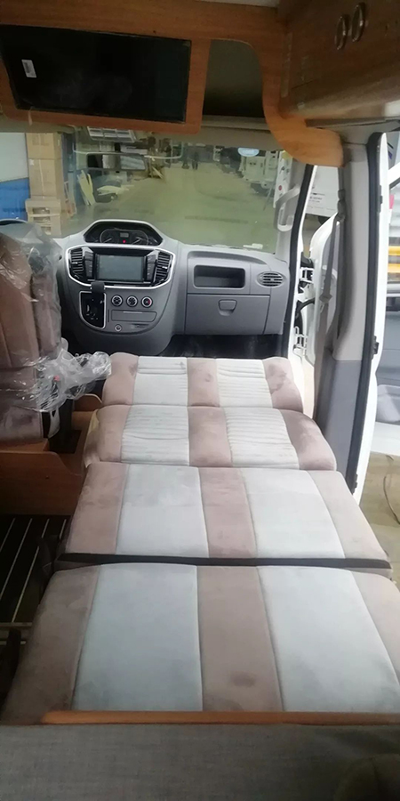 程力房車(chē)-上汽大通國(guó)六短軸中頂房車(chē)3
